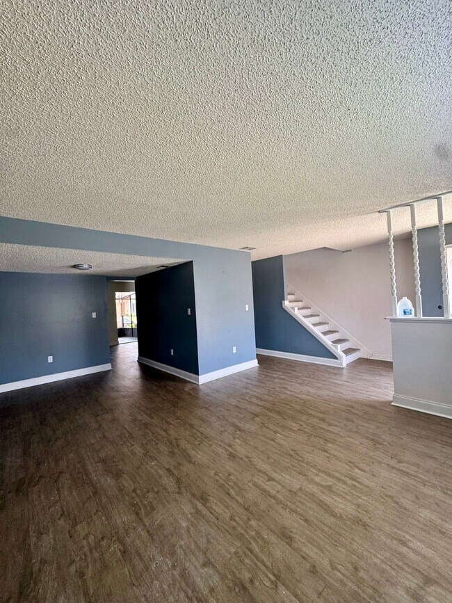 Foto del edificio - 1413 Manor Dr NE