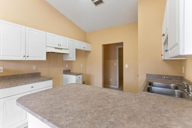 Foto del edificio - 36 Burroughs Dr