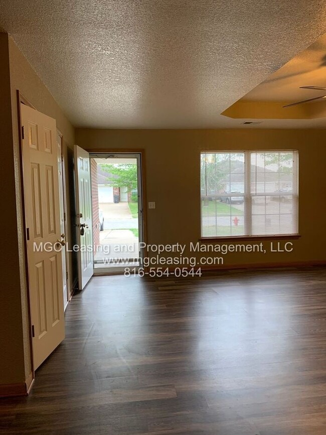 Building Photo - Grain Valley One Level Duplex!