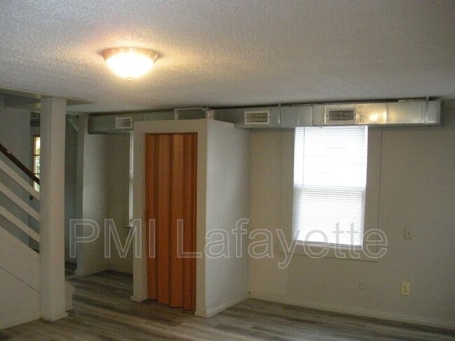 Building Photo - 106 E Vine St