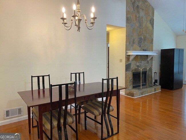 Foto del edificio - 1326 Williamsburg Ln