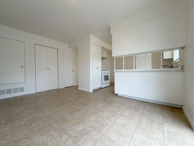 Foto del edificio - Experience the perfect blend of comfort and convenience