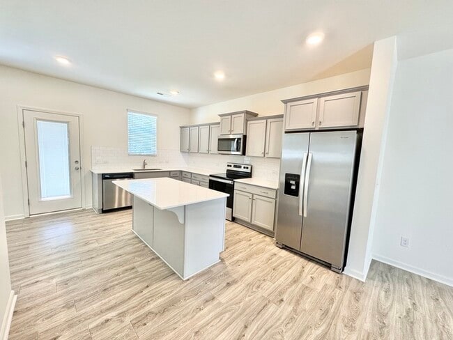 Building Photo - Three bedroom 2 1/2 bath townhome minutes from I 85 and historic downtown