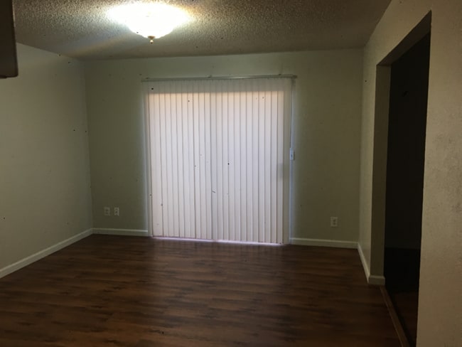 Building Photo - Charming 2-Bedroom Duplex in Cordova Towne West