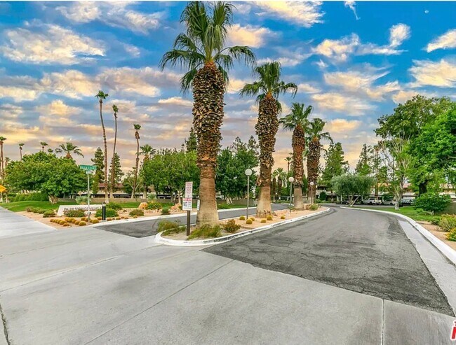 Foto del edificio - 550 N Villa Ct