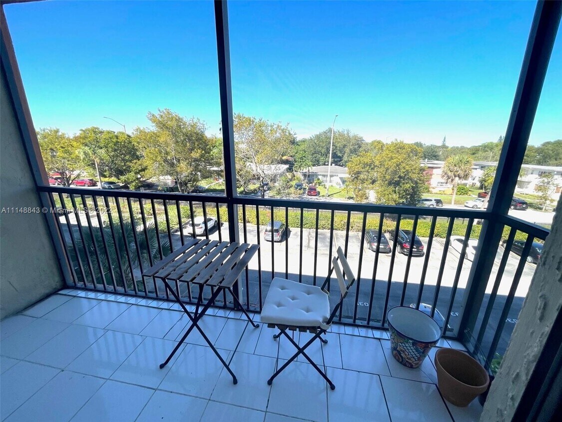 16950 W Dixie Hwy Unit A427, North Miami Beach, FL 33160 Condo for