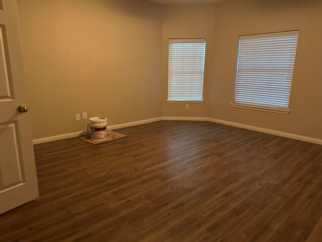 Building Photo - 504 Riverbed Dr