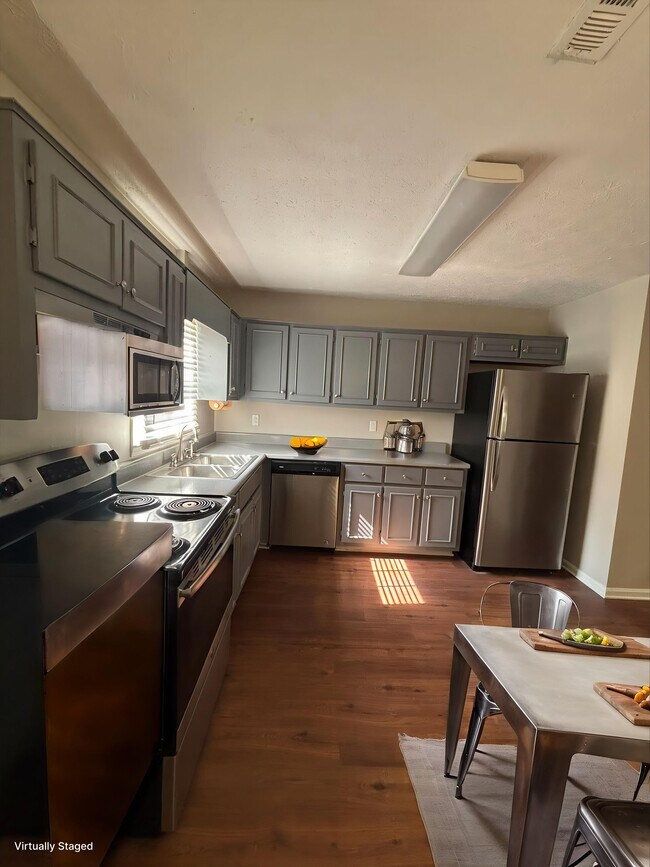 Adéntrate en la acogedora cocina de Guest House, equipada con modernos electrodomésticos de acero inoxidable y amplias encimeras, ideales para dar rienda suelta a tu creatividad culinaria. Disfruta de la cálida luz natural que realza el ambiente acogedor. ¡Agenda tu visita hoy mismo! - Guest House