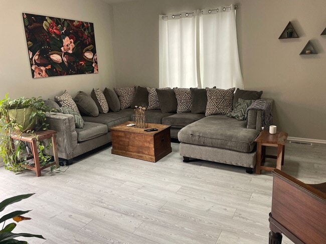 Building Photo - Fully Furnished 2 Bed | 2.5 Bath Home with Fireplace – Powers Corridor