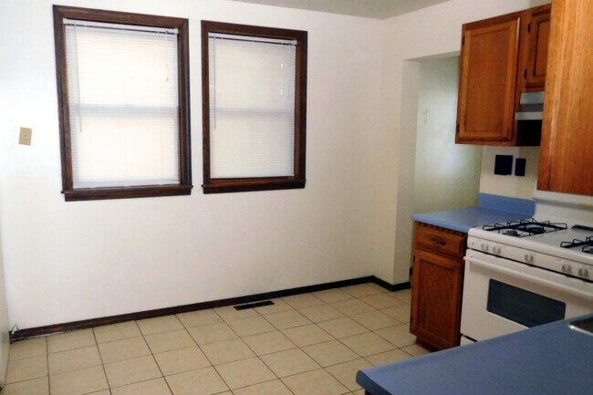 Eating area in kitchen - 703 W Pecan St