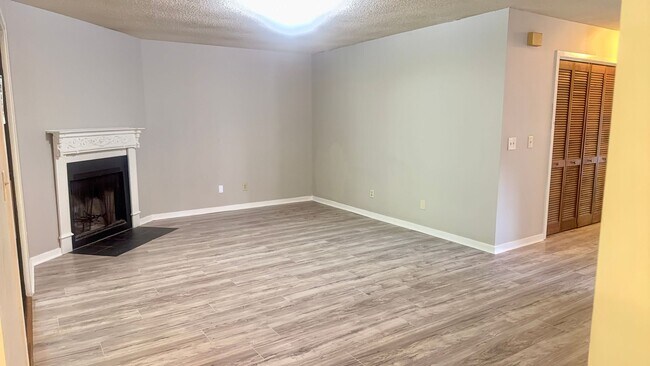 Foto del edificio - Spacious 2BR 2BA townhome in Village Creek!