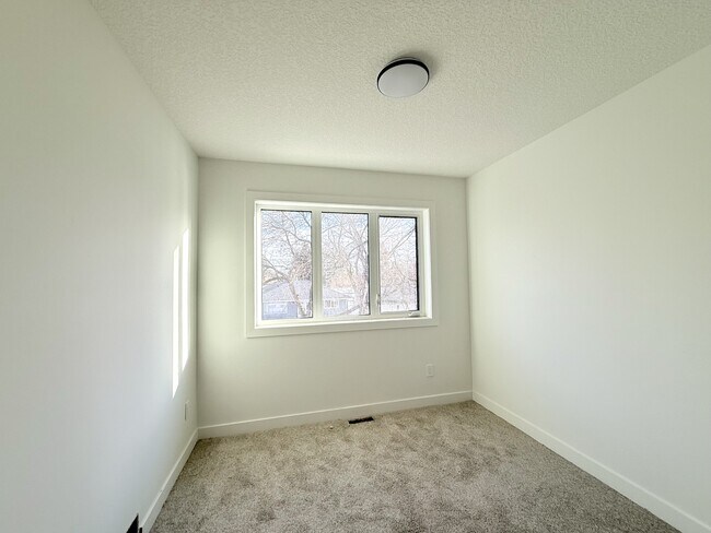 Photo du bâtiment - 14002 123a Ave NW