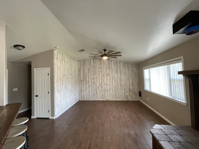 Foto del edificio - 5811 Wagon Wheel Ln