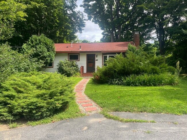 Building Photo - Charming Single Family 2 Bed/1 Bath in Groton!