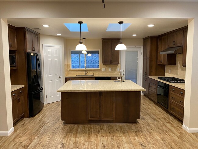 Building Photo - Spacious & Clean 4 Bdr 2 Ba 1 story home i...