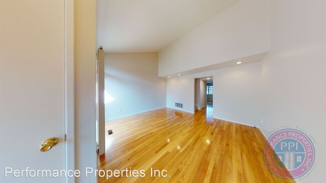 Building Photo - 3 br, 2.5 bath House - 5375 Broadway Street