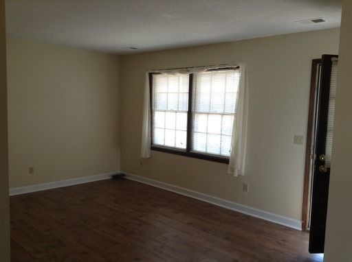 Building Photo - CRESTWOOD