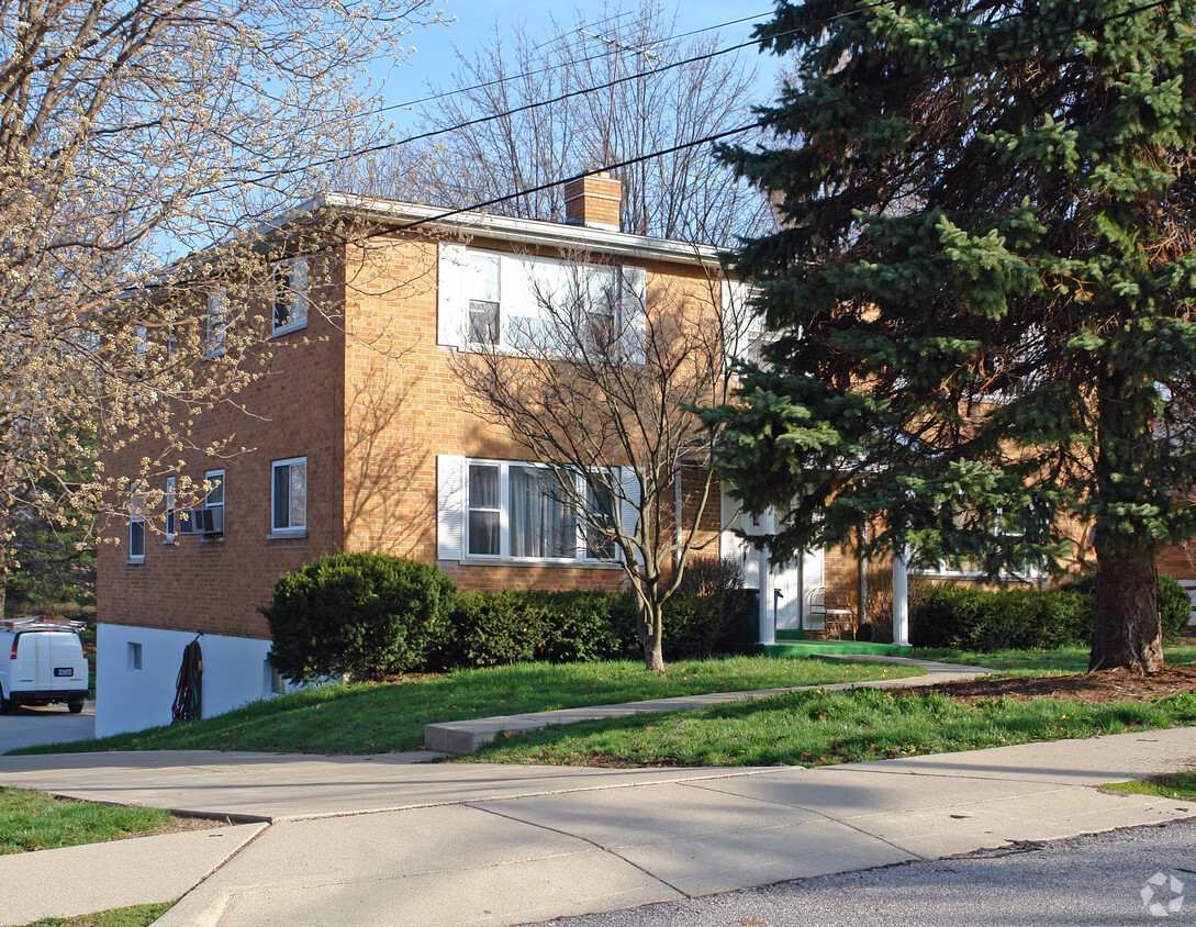 Primary Photo - 44 Circle Dr