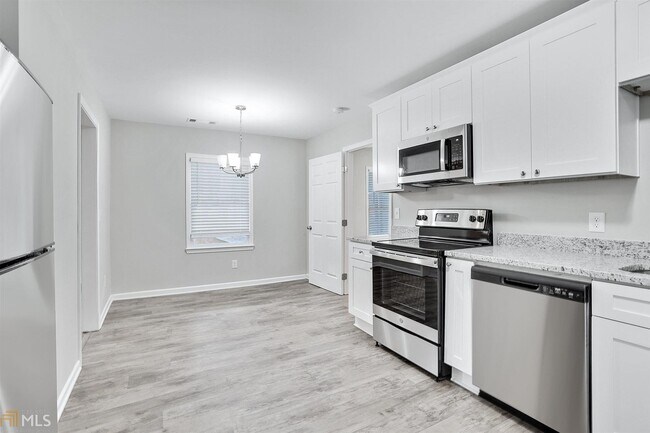 Building Photo - 2303 Pinewood Dr