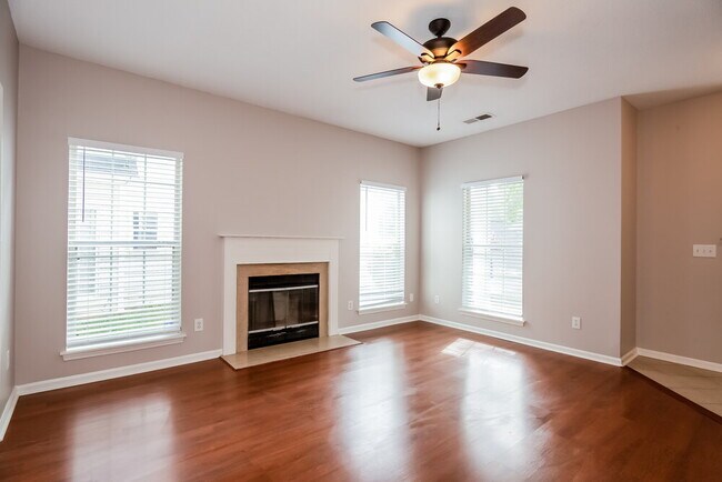 Foto del edificio - 9215 Darbyshire Pl
