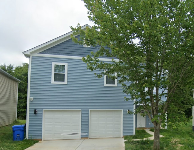 Building Photo - Room in House on Stone Mountain Dr