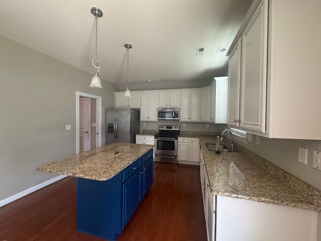Building Photo - Spacious Family Home in Prime Chesapeake L...