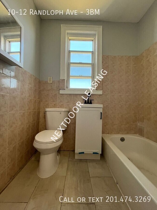Foto del edificio - 10-12 Randloph Ave-3BM