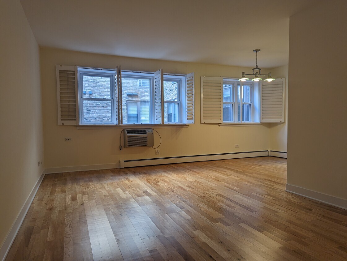 Foto principal - 643 W Wrightwood Ave
