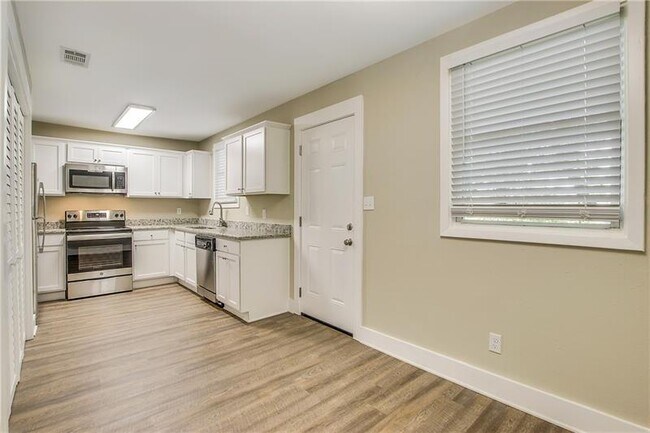 Foto del edificio - 905 Fairburn Rd NW