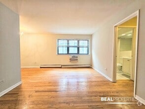 Building Photo - 510 W Briar Pl
