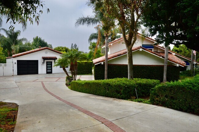 Foto del edificio - Beautifully Remodeled 4 Bedroom Pool Home ...