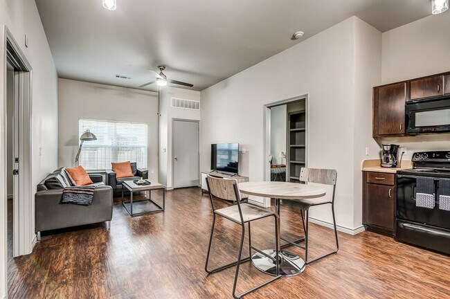 Building Photo - 136 W Elm Ave