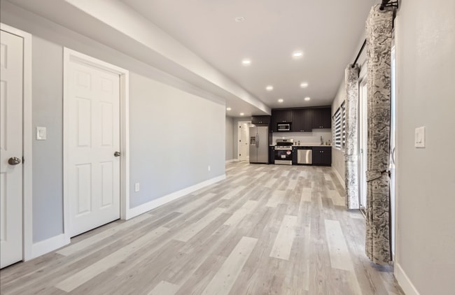 Building Photo - 15721 E Lake Cir