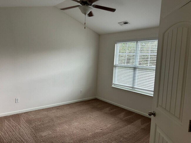 Building Photo - 204 Jordan Ln