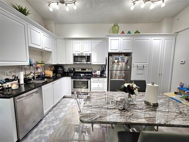 Foto del edificio - 841 Lyons Rd