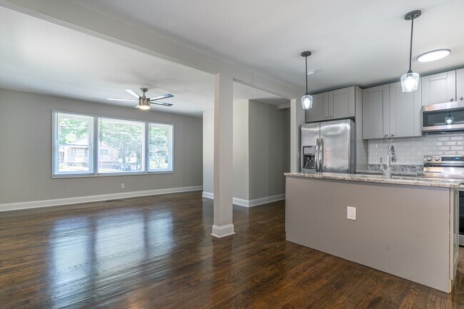 Building Photo - 925 Oakland Dr SW