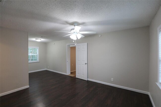 Foto del edificio - 8418 Grovecrest Dr