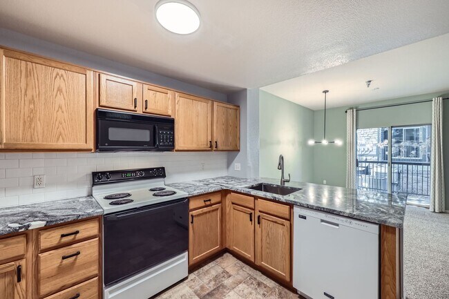 Building Photo - Charming Ground Floor Condo