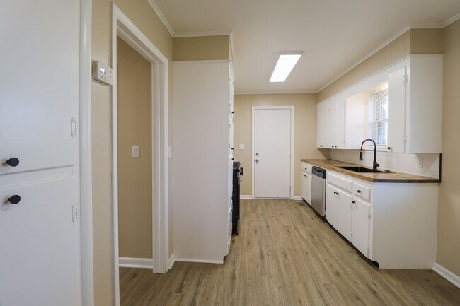 Building Photo - Beautifully Renovated 3-Bed, 1-Bath Home in Mounds – Country Privacy with City Convenience
