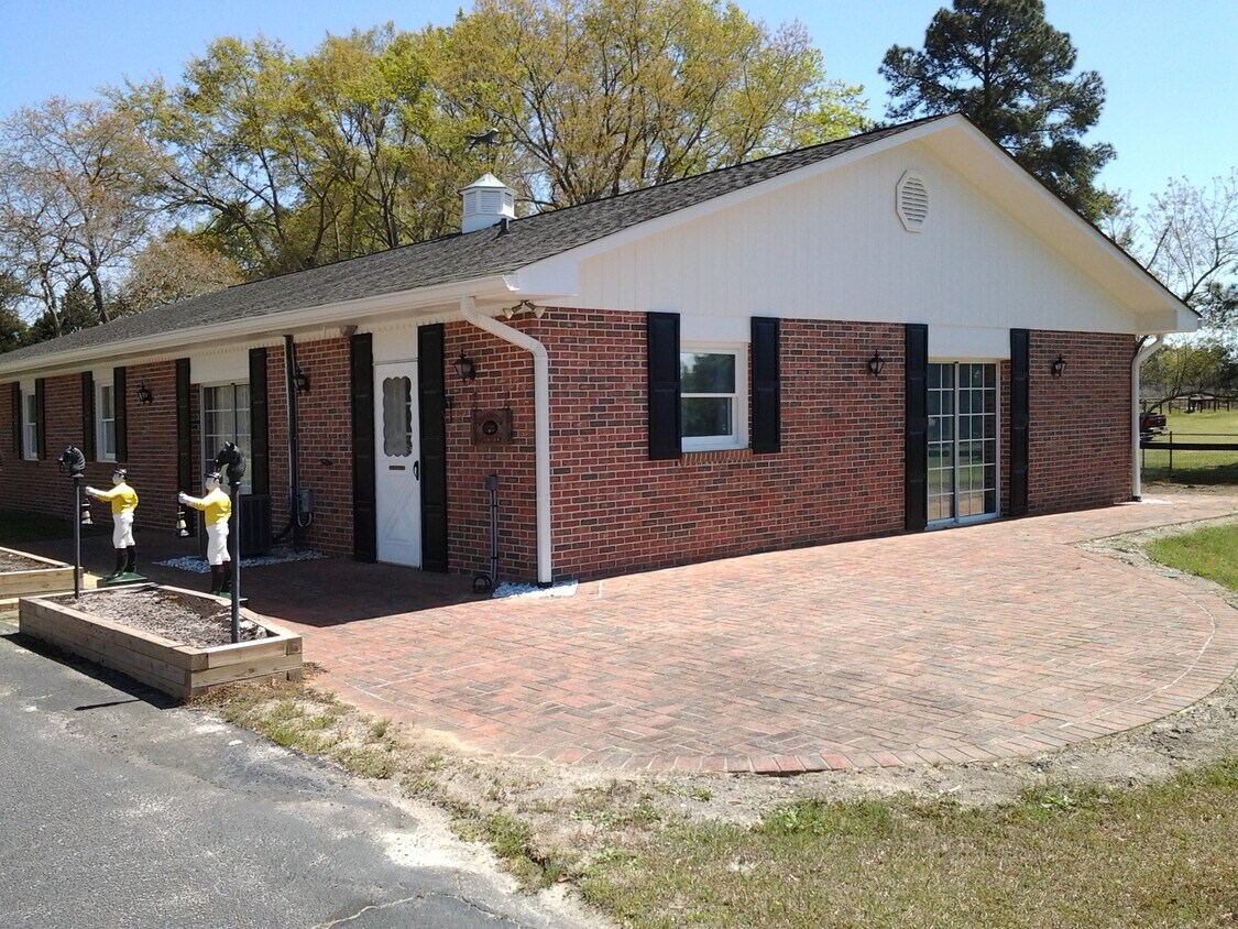 West side - 616 Red Fox Rd