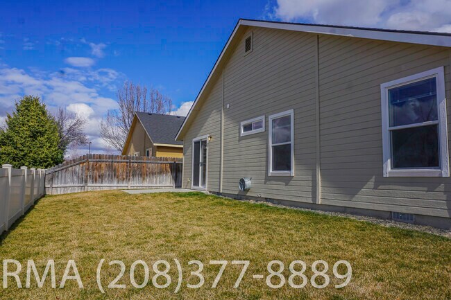 Building Photo - 6027 N Silver Maple Ave