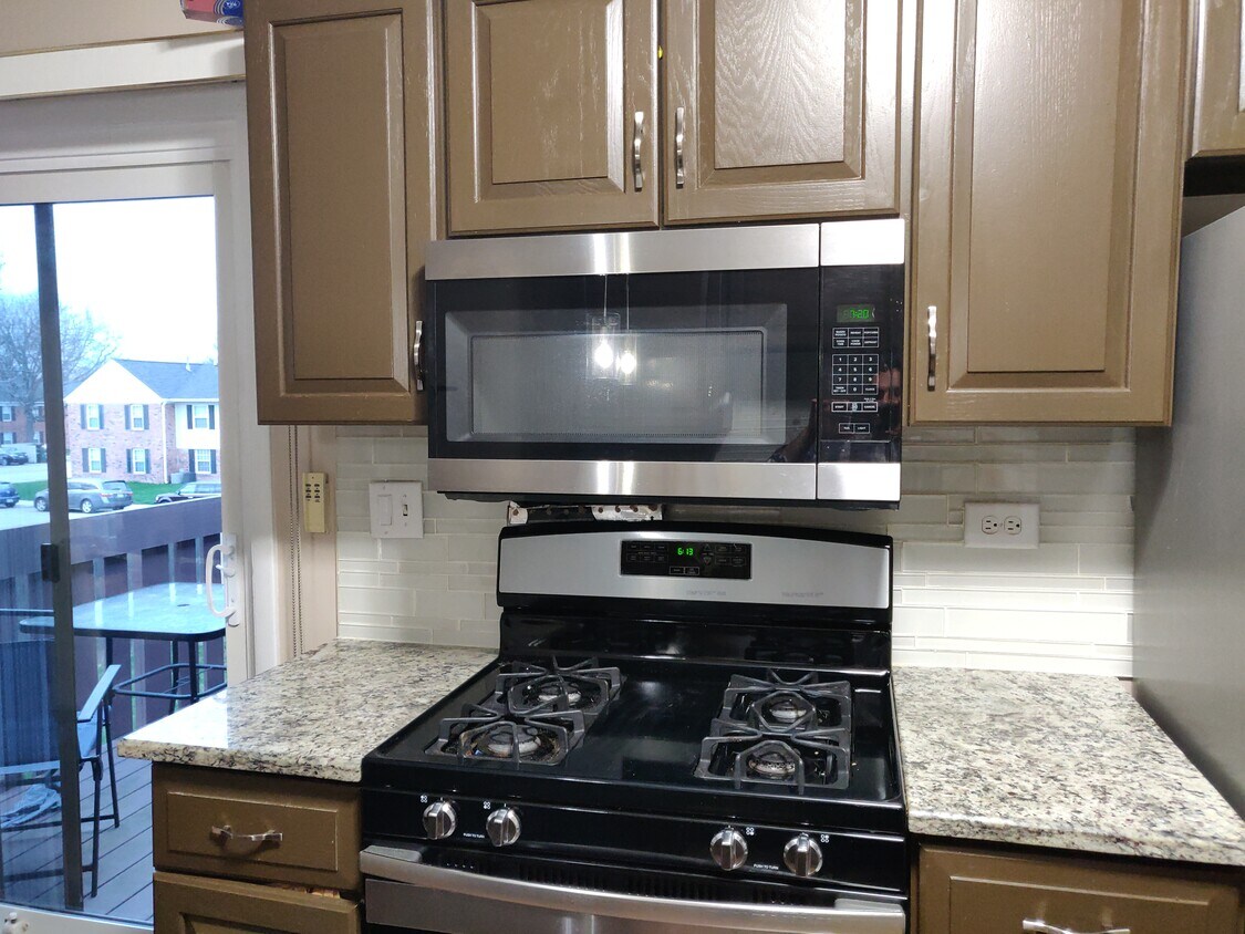 Kitchen with balcony - 4825 Kimball Hill Dr