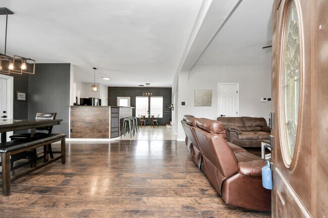 Building Photo - 1603 Dove Run