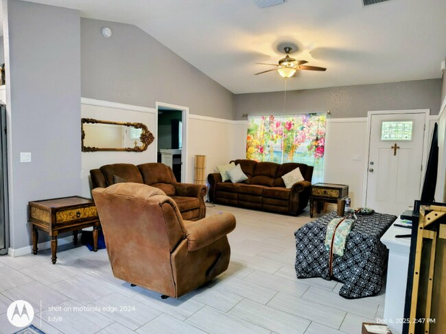 Foto del edificio - 19370 St Benedict Dr