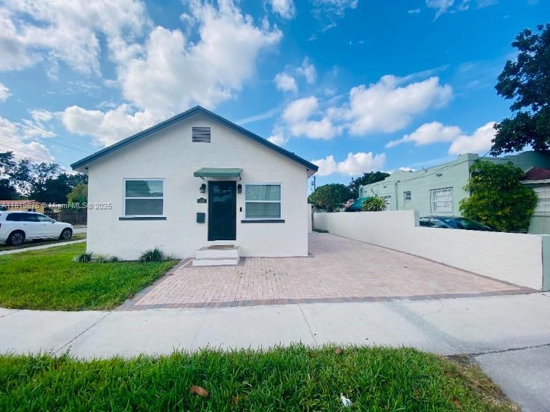 Foto principal - 828 SW 43rd Ave