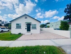 Building Photo - 828 SW 43rd Ave
