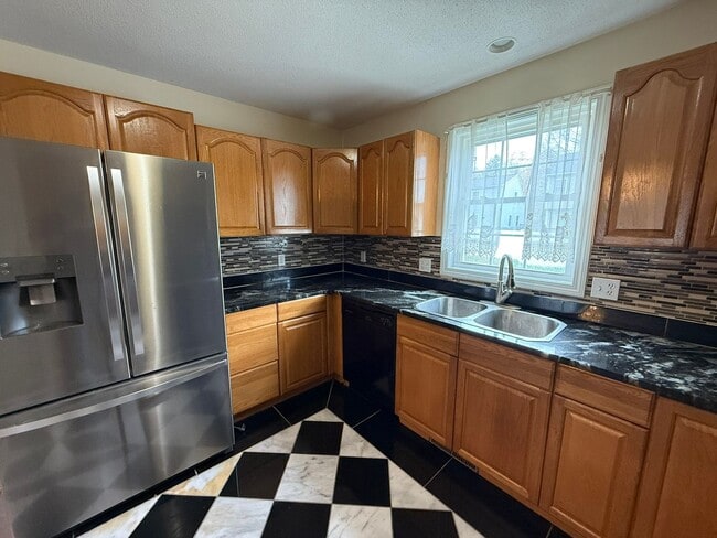 Building Photo - Three Bedroom, Single Family Home Located in Springfield's Pine Point Neighborhood!