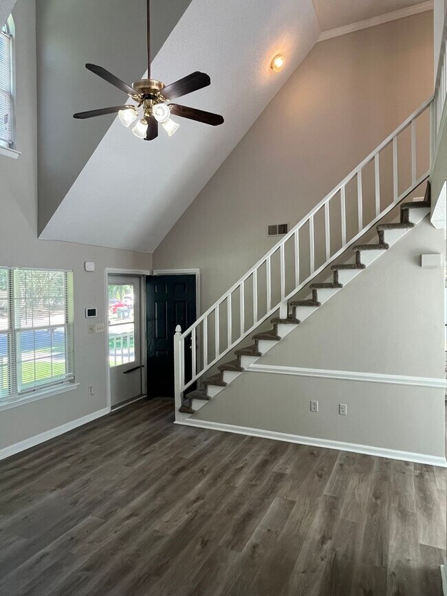 Foto del edificio - Updated 3 Bed + Loft with Large Garage in ...