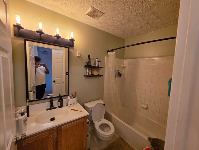 Foto del edificio - 1702 Barnwood Ct