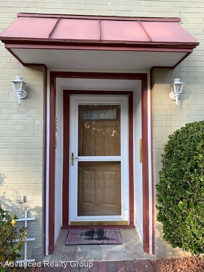Building Photo - 2 br, 2.5 bath House - 578 Tam O Shanter
